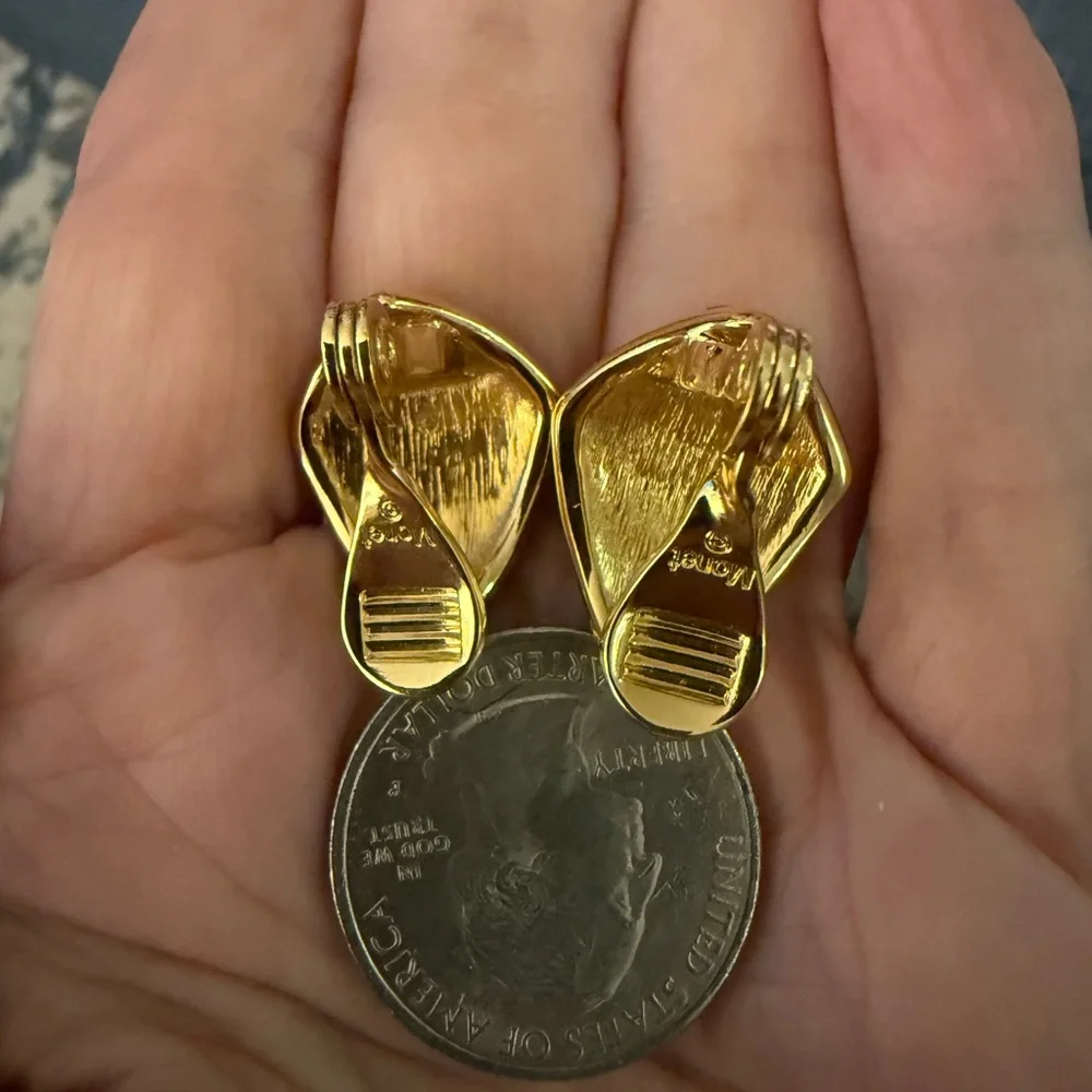 Monet clip on Gold Plated & Bright Red Enamel vintage signed earrings. - Picture 5 of 6